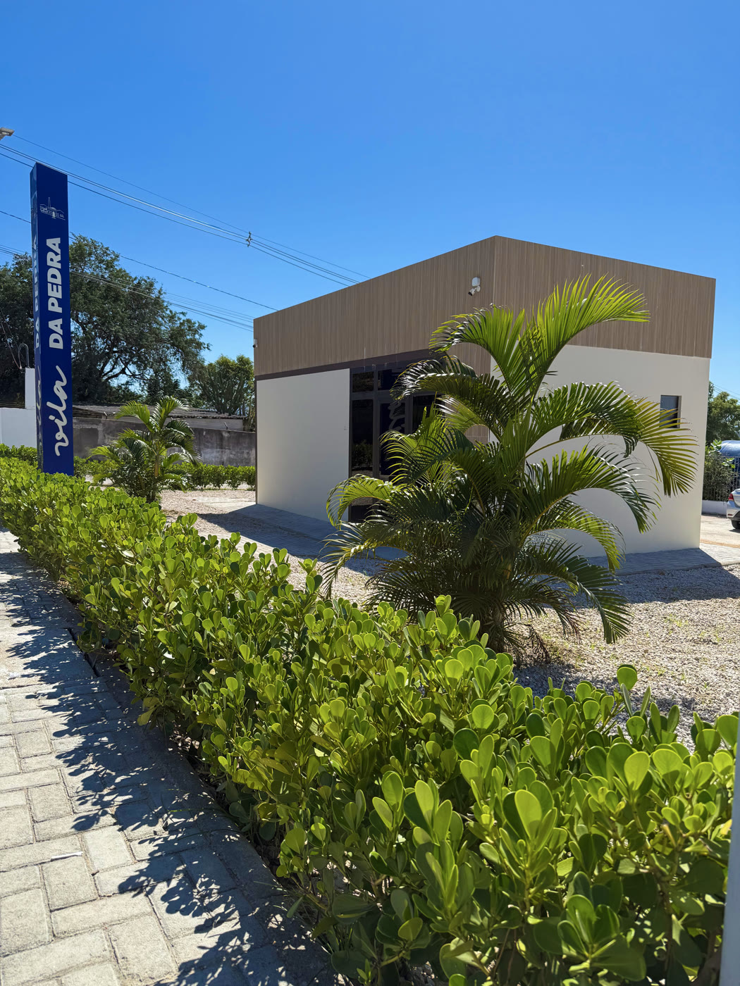 Sede da Vila da Pedra Empreendimentos vista do jardim, com paisagismo pronto